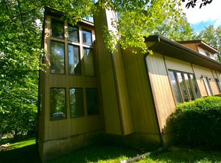 445 Country Place Dr, Tobyhanna, PA 18466
