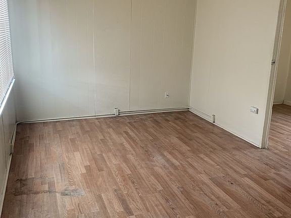 3rd image of 215 W 14th St
