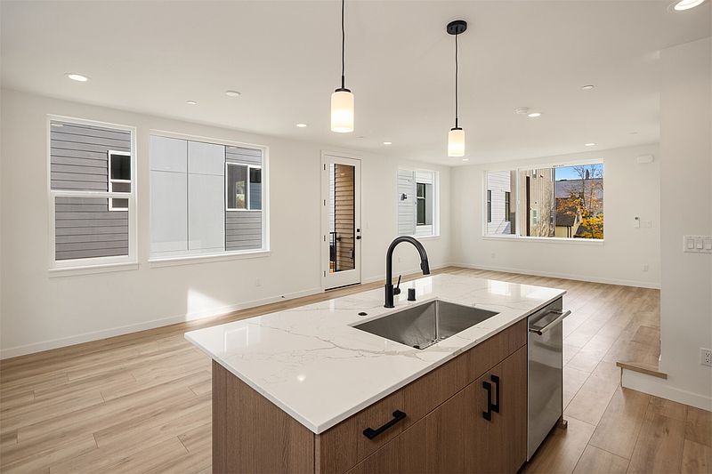 4th image of 723 15th Avenue #A