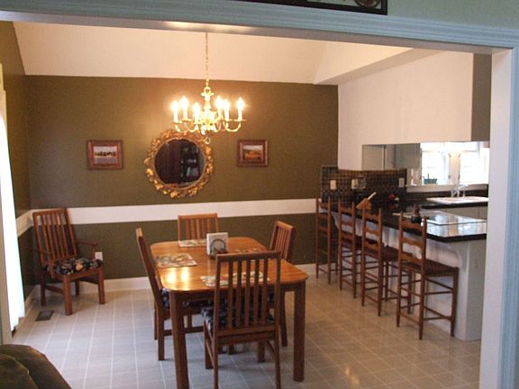 Beautiful Breakfast Room w/ Bar