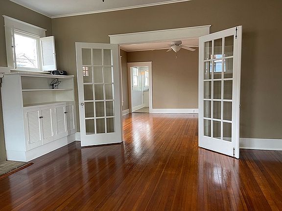 LR w/ french doors to DR