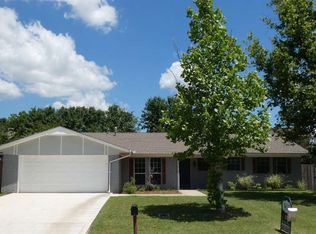 904 NE Dove Ln, Lawton, OK 73507