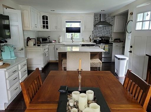 4th image of 54 Sylvan St