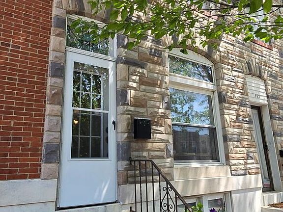 2nd image of 925 S Clinton St