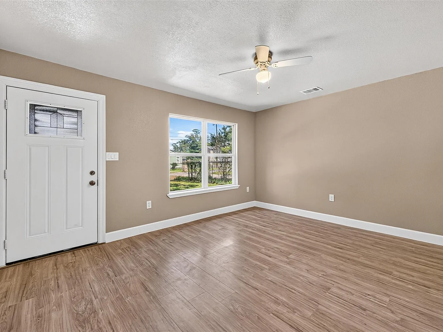 3 bed, 1.5 bath, 1068 sqft, $1,850 — Photo 4
