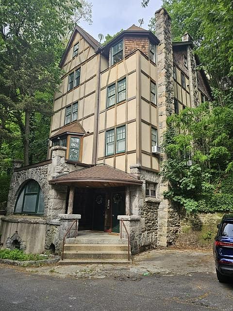 1st image of 32 Undercliff St #3