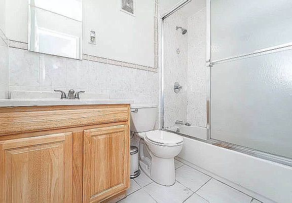 4th image of 2596 Steinway St #2F