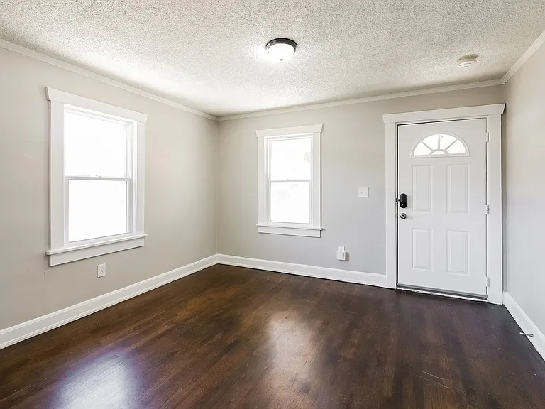 256624_018_living_room_13207792.jpg