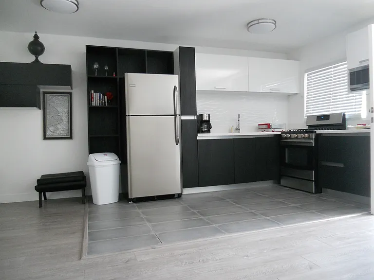 2119 N Beachwood Dr #5 — Photo 5