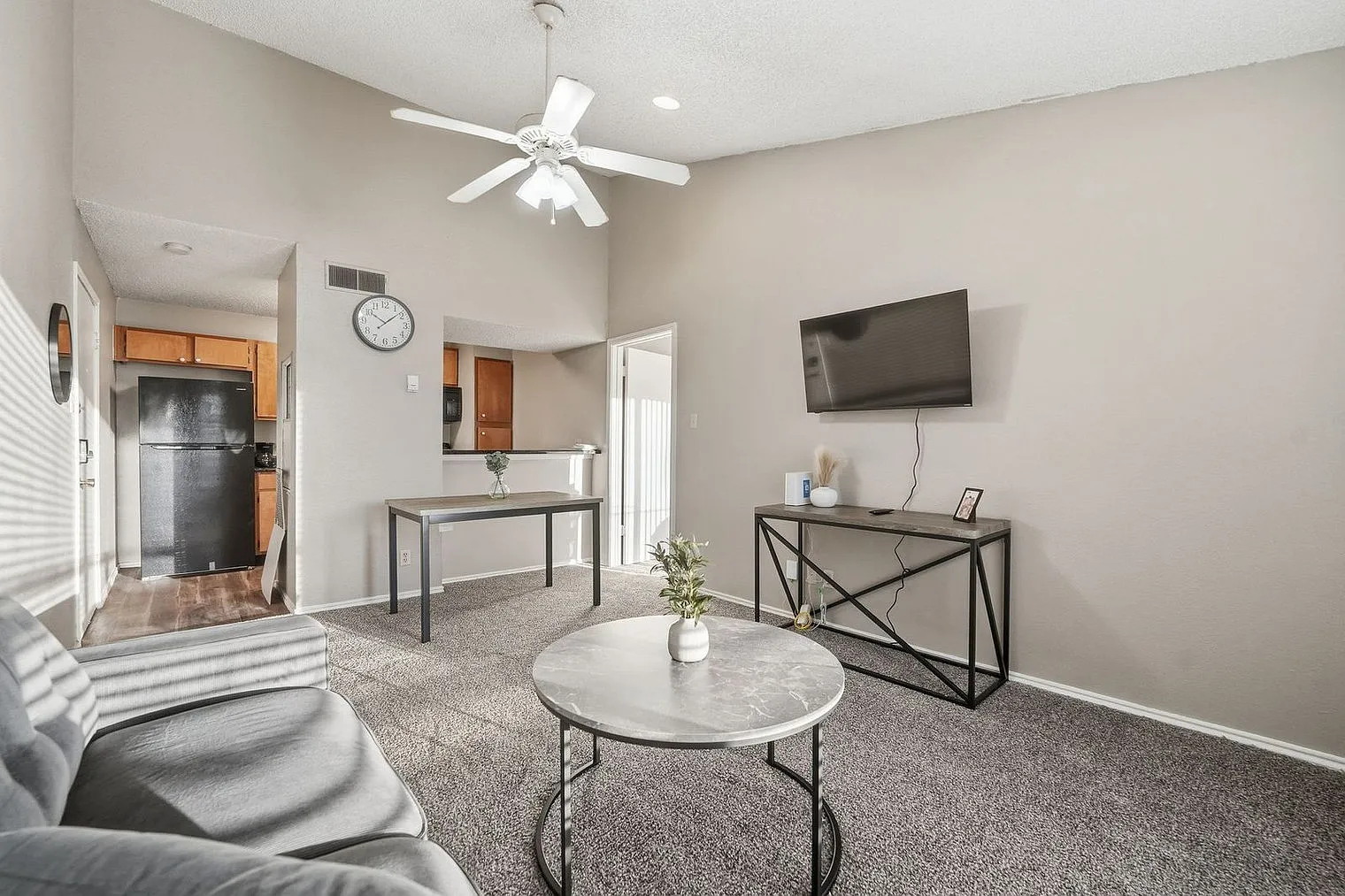 1 bed, 1.0 bath, 5575 sqft, $981 — Photo 2