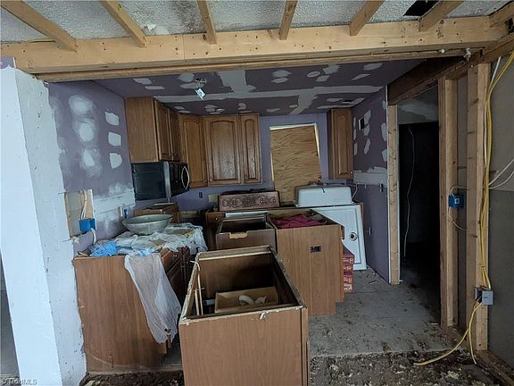 5th image of 105 Cherry St