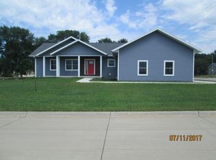 909 2nd Pl NW, Britt, IA 50423