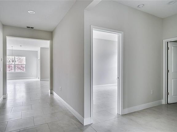 4th image of 43 Willow Ln
