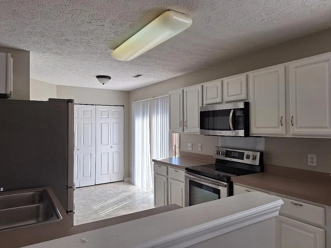 3 bed, 2.5 bath, 1400 sqft, $2,095 — Photo 3