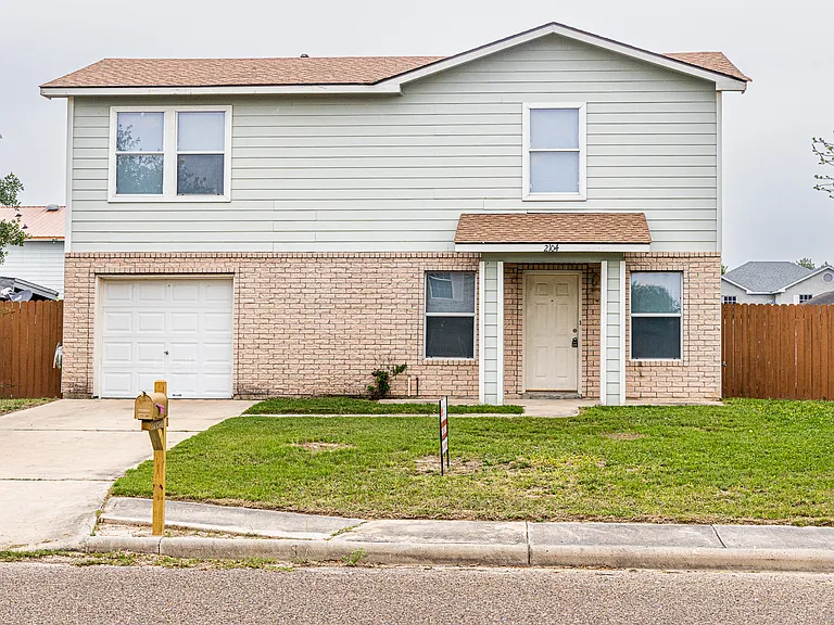 2104 Magnolia St — Photo 1