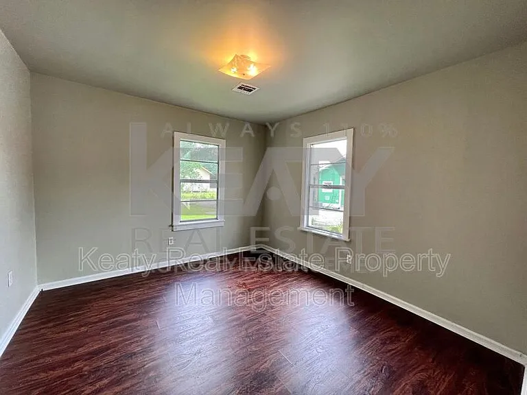 327 Stewart St — Photo 6
