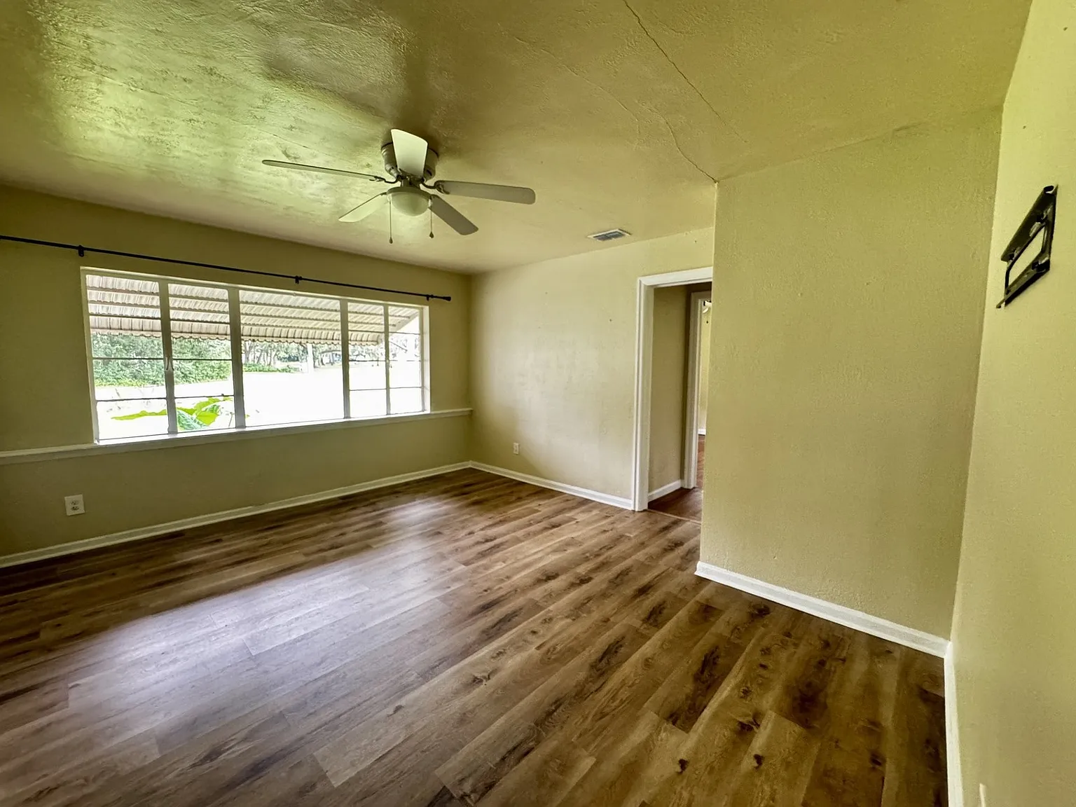 Large 3 Bed, 2 Bath, Wood Floors, Corner Lot! — Photo 2