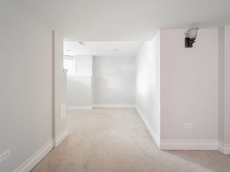 933 W Newport — Photo 10