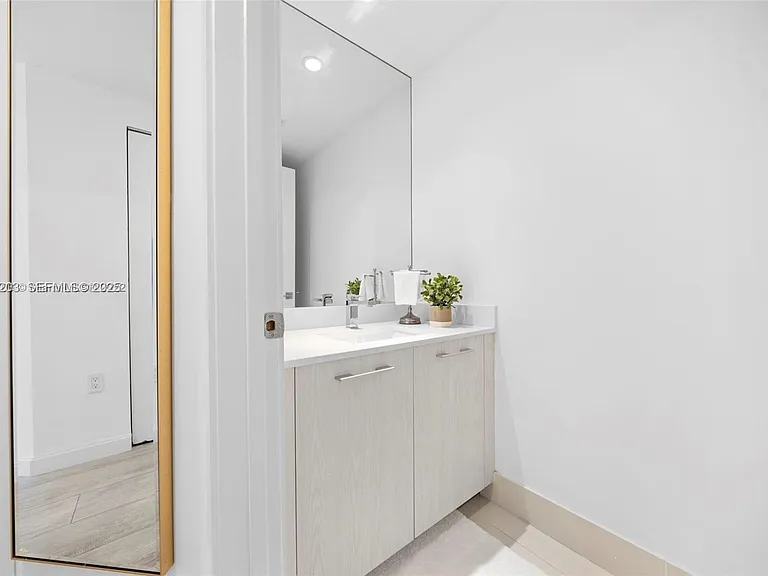 45 SW 9th St #1403 — Photo 9