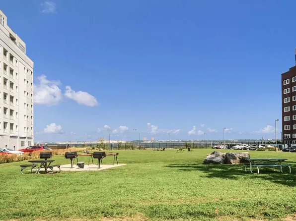 80 Bay Street Landing image 28 of 31