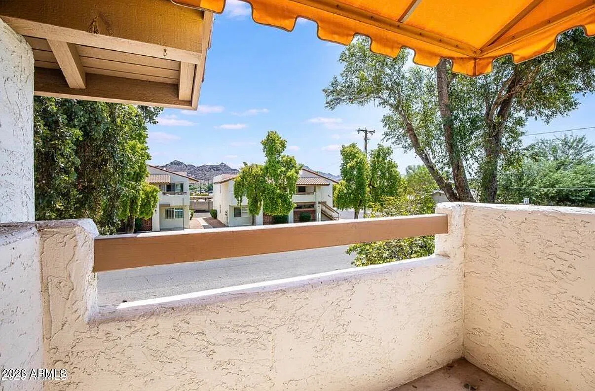 2 bed, 2.0 bath, 902 sqft, $1,600 — Photo 2