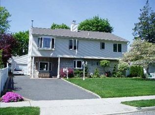 52 Scholar Ln, Levittown, NY 11756