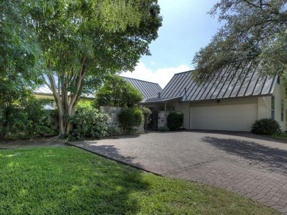 1st image of 3 Campden Cir