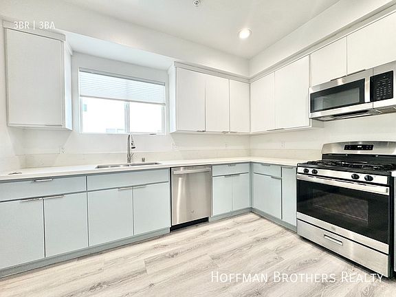 2nd image of 607 W 41st Pl