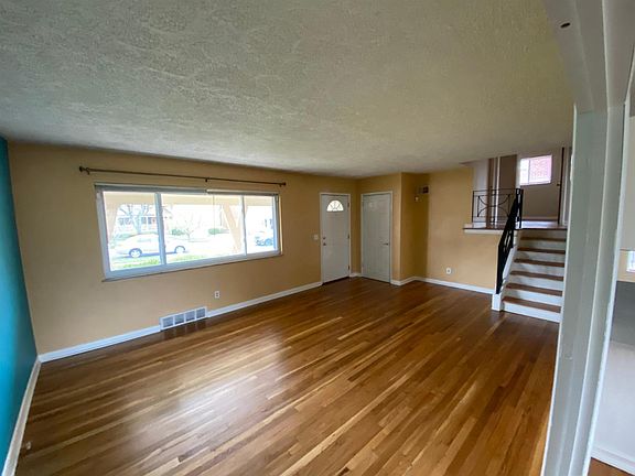 4th image of 3361 Glenmont Ln