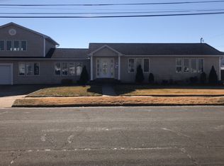 22 Hayes Rd, Amity Harbor, NY 11701