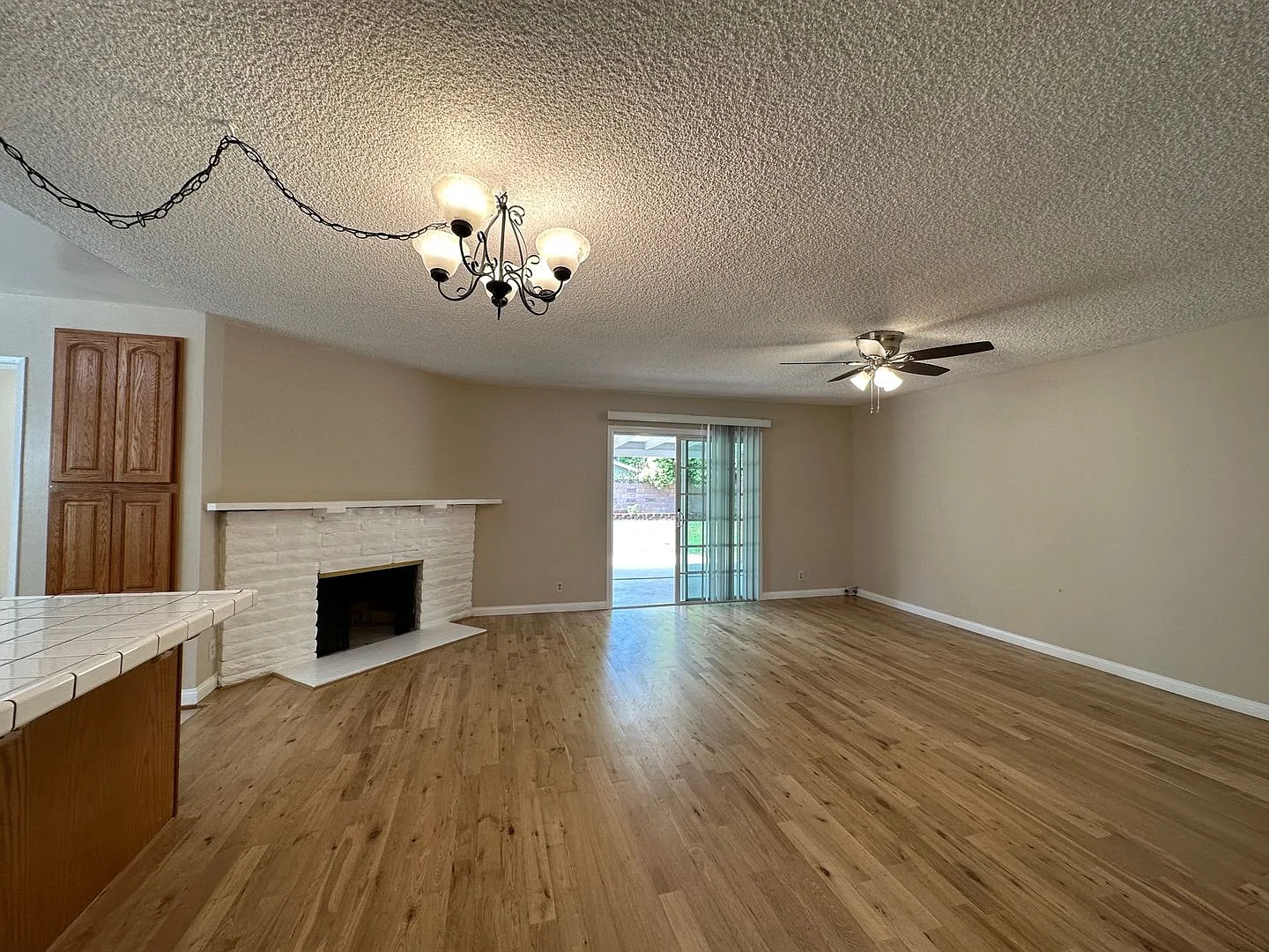 Stunning West Hills 3+2 Completely Remodeled — Photo 4