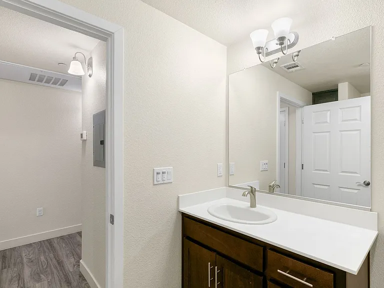 Luxe Ripon Apartments — Photo 32
