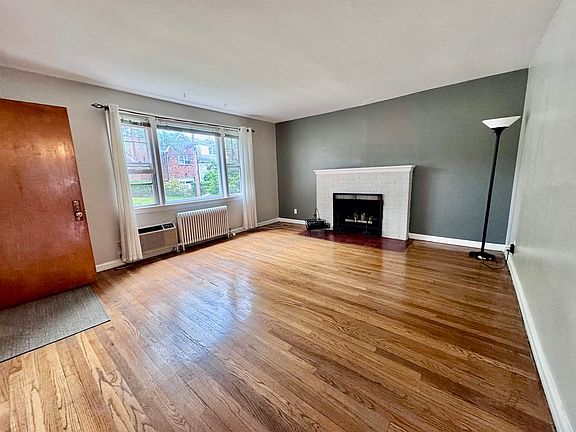 2nd image of 816 Kingsland Ave