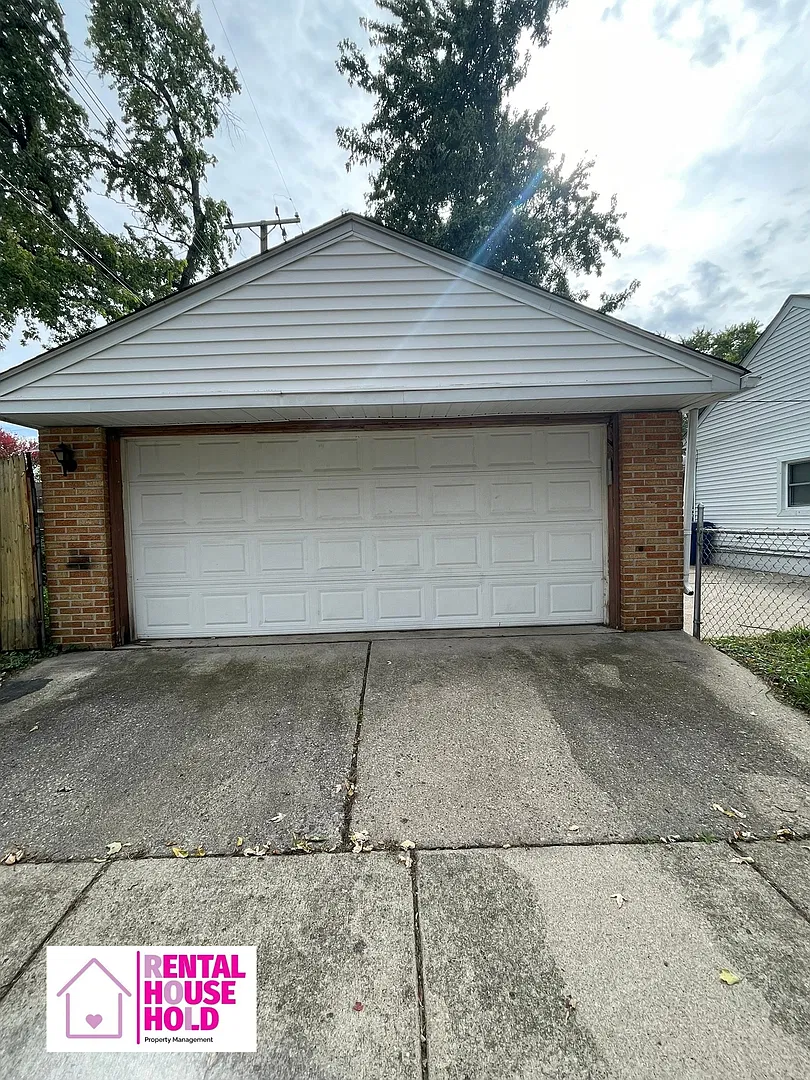 Fall in Love with This Charming 3-Room Ranch! — Photo 2