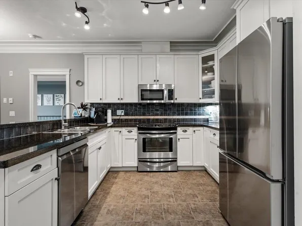 32729 Garibaldi Dr #313, Abbotsford, BC V2T 0A6