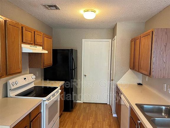 5th image of 905 Edinburg Dr
