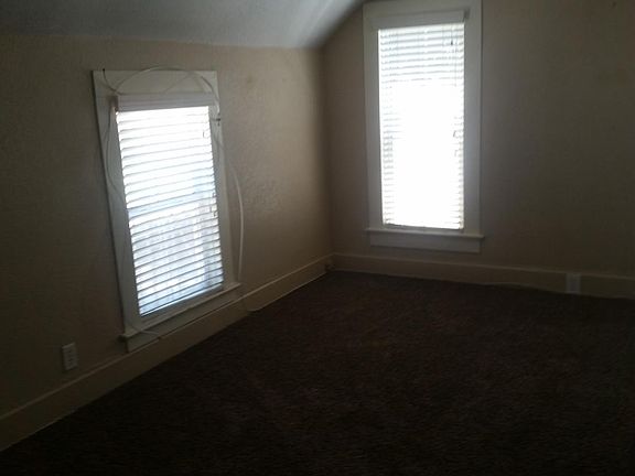 4th image of 814 W Grand Blvd #B