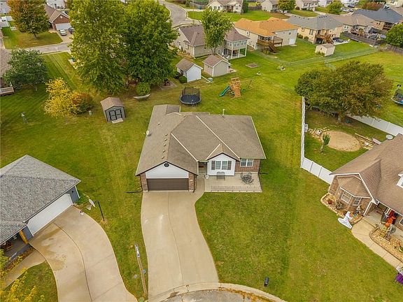 3rd image of 413 E Lawn Cir