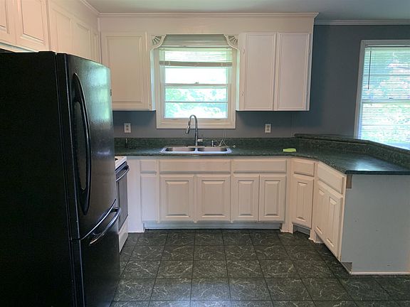 3rd image of 207 Taylor Dr