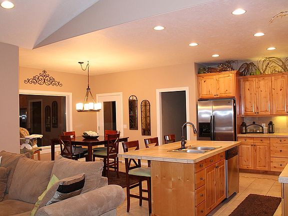 Kitchen Dining Area