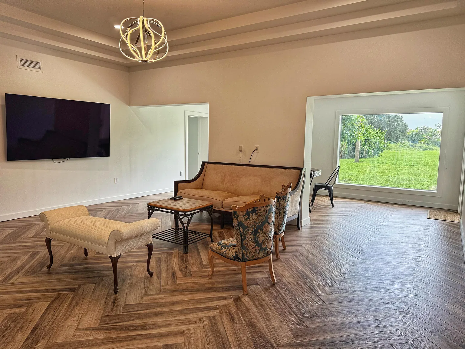 3 bed, 3.0 bath, 2681 sqft, $4,200 — Photo 2