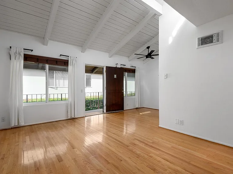 129 E Micheltorena St #6 — Photo 8