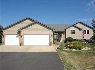 26786 Country Acres Dr, Sioux Falls, SD 57106
