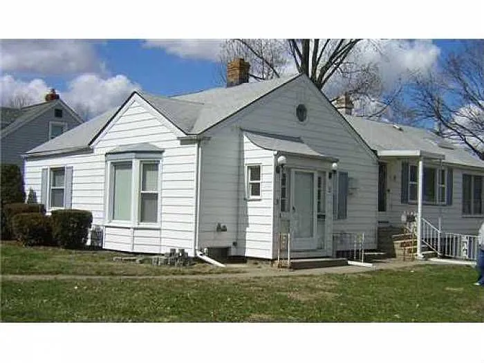 233 E Farneman St photo 1