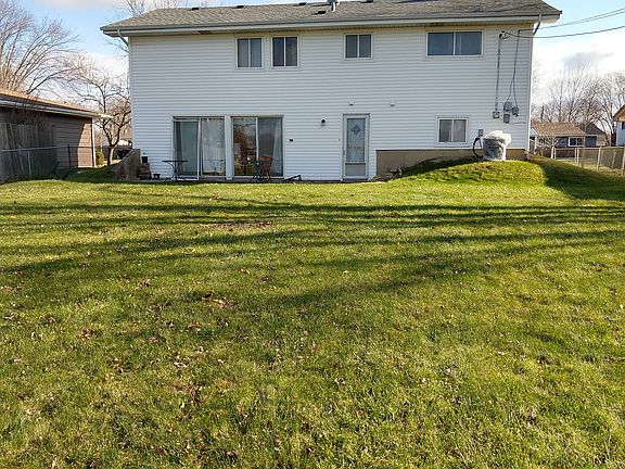 4th image of 900 Woodlawn St