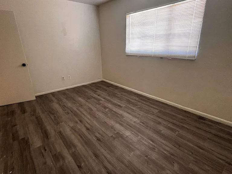 1431 W 7th St — Photo 12