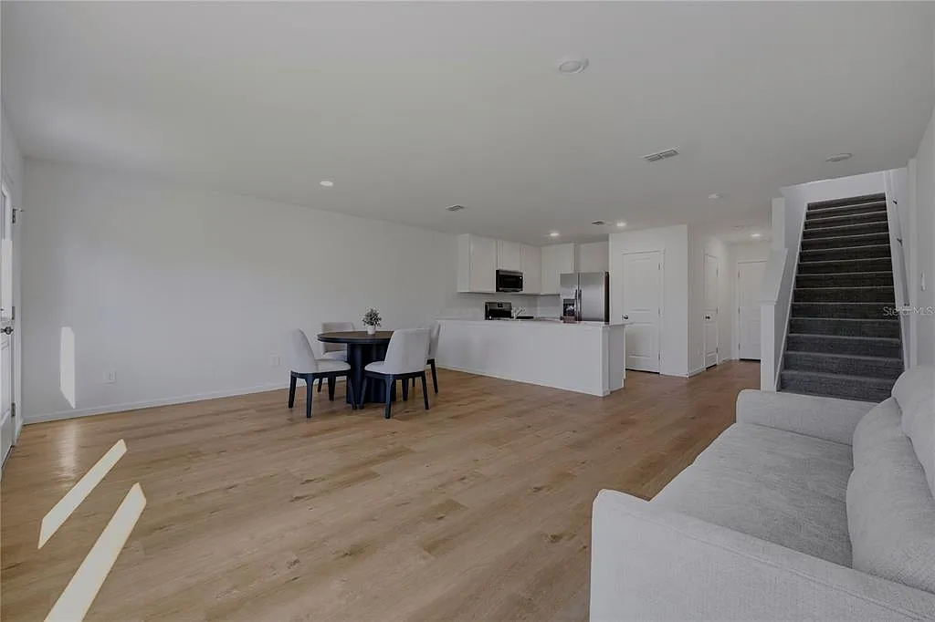3 bed, 2.5 bath, 1386 sqft, $2,100 — Photo 3
