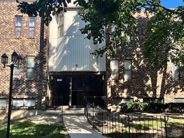 2275 Country Club Dr APT 22, Woodridge, IL 60517