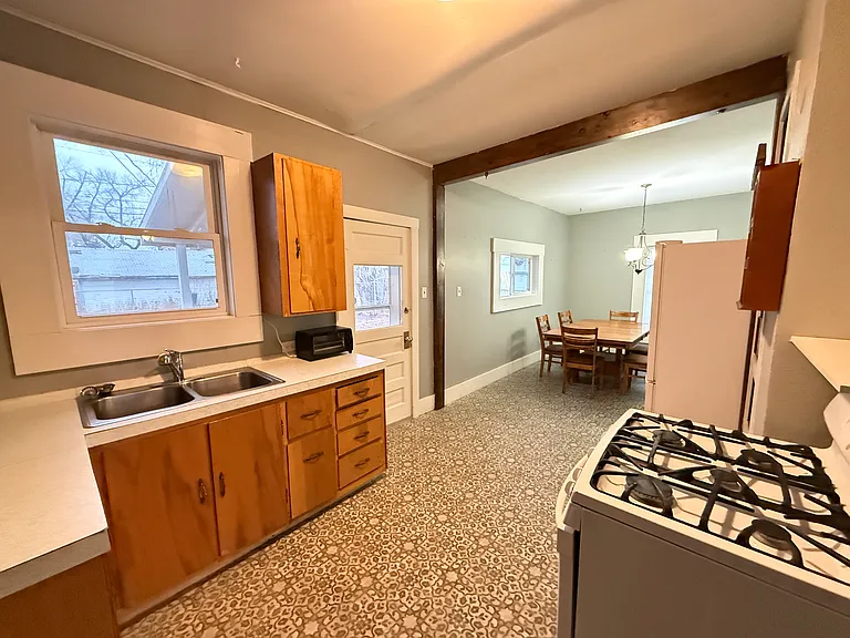 546 Barclay St — Photo 9