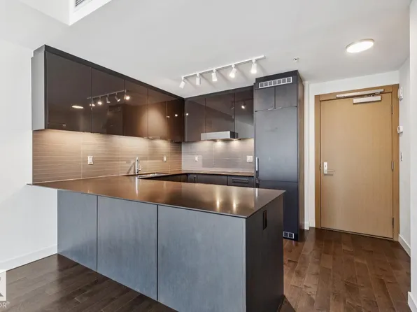 10360 102nd St NW #3104, Edmonton, AB T5J 0K6